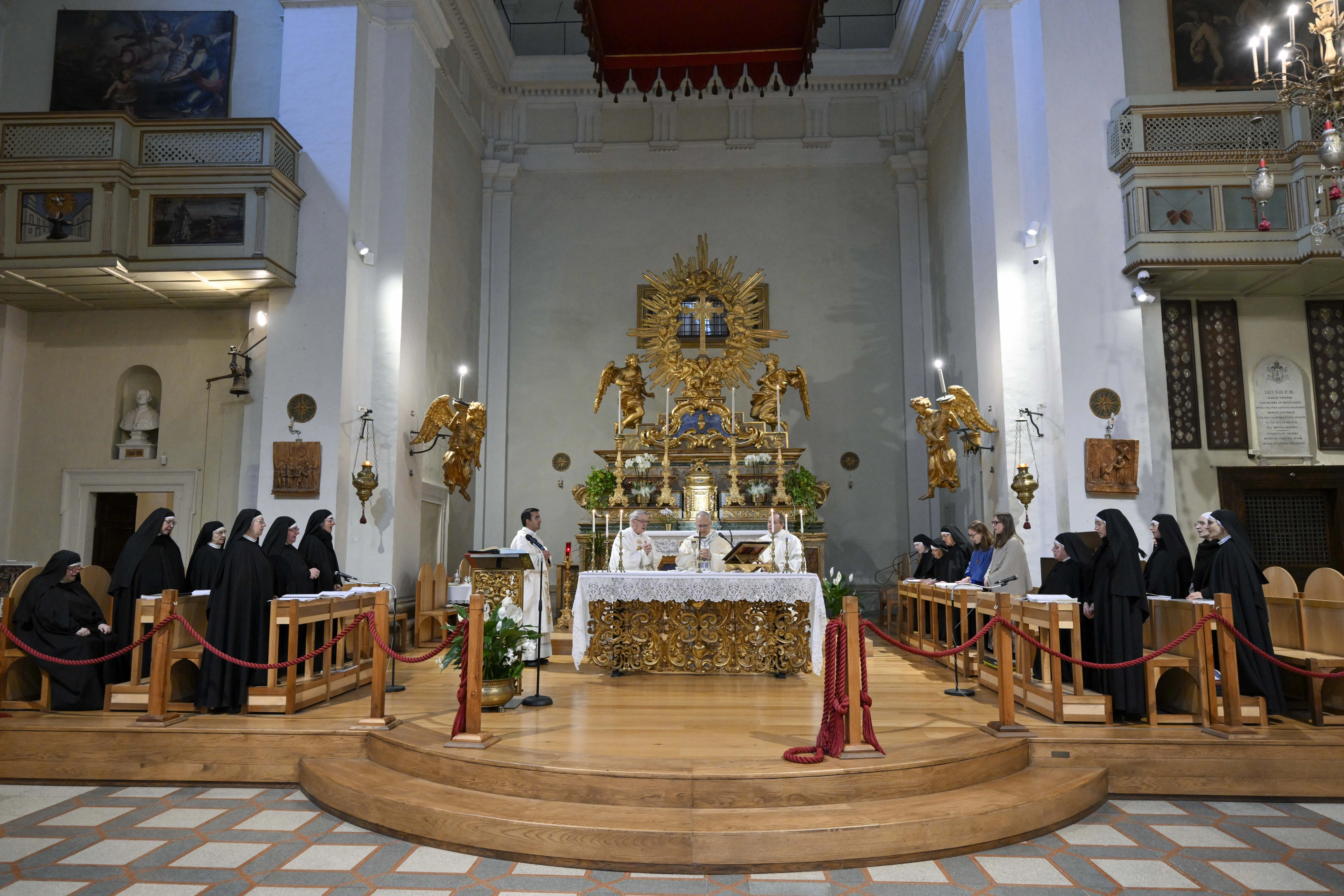 León XIV celebra Misa en la iglesia del convento. Crédito: Vatican Media