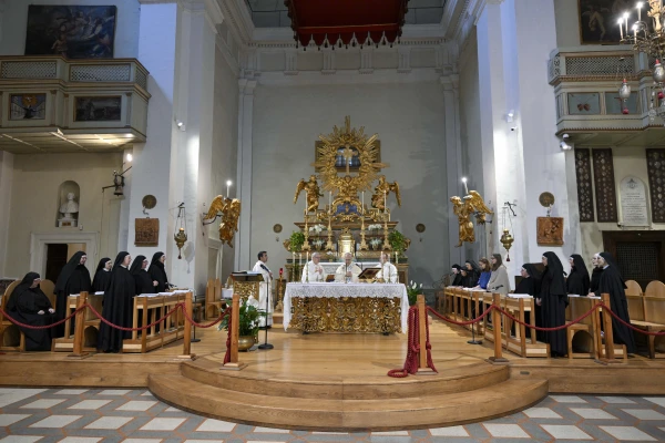 León XIV celebra Misa en la iglesia del convento. Crédito: Vatican Media