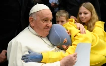 Roman la primera vez que se encontró con el Papa Francisco, en diciembre de 203, con el traje protector