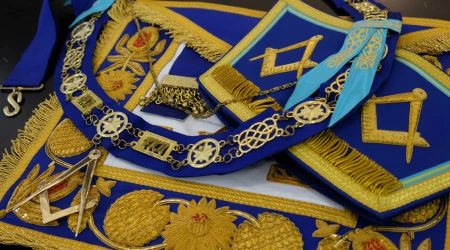 Varios símbolos de la masonería para vestimenta ceremonial 20082024