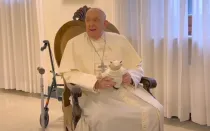 Papa Francisco con peluche del Doctor Simi.