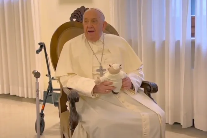 Papa Francisco con peluche del Doctor Simi