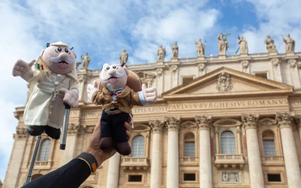 Peluches del Doctor Simi en la Plaza de San Pedro en el Vaticano. Crédito: Daniel Ibáñez / ACI Prensa