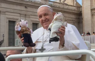 Papa Francisco con 2 peluches del Doctor Simi. Crédito: Daniel Ibáñez / ACI Prensa