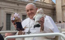 Papa Francisco con 2 peluches del Doctor Simi.