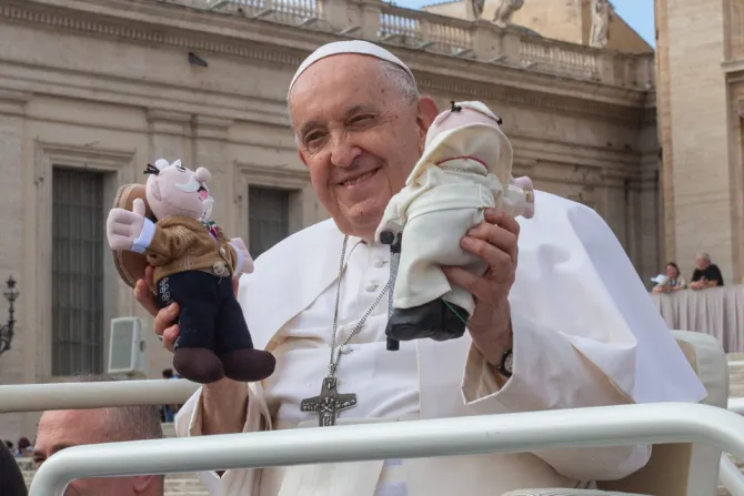 Papa Francisco con 2 peluches del Doctor Simi