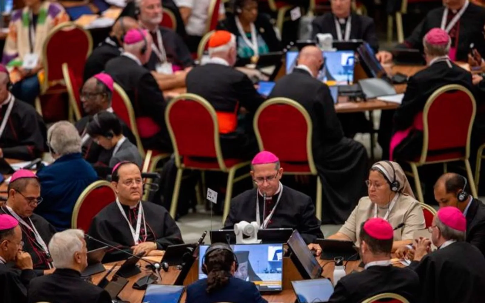 Los delegados del Sínodo de la Sinodalidad en grupos pequeños escuchan las orientaciones del Papa Francisco para las próximas semanas, el 4 de octubre de 2023.?w=200&h=150