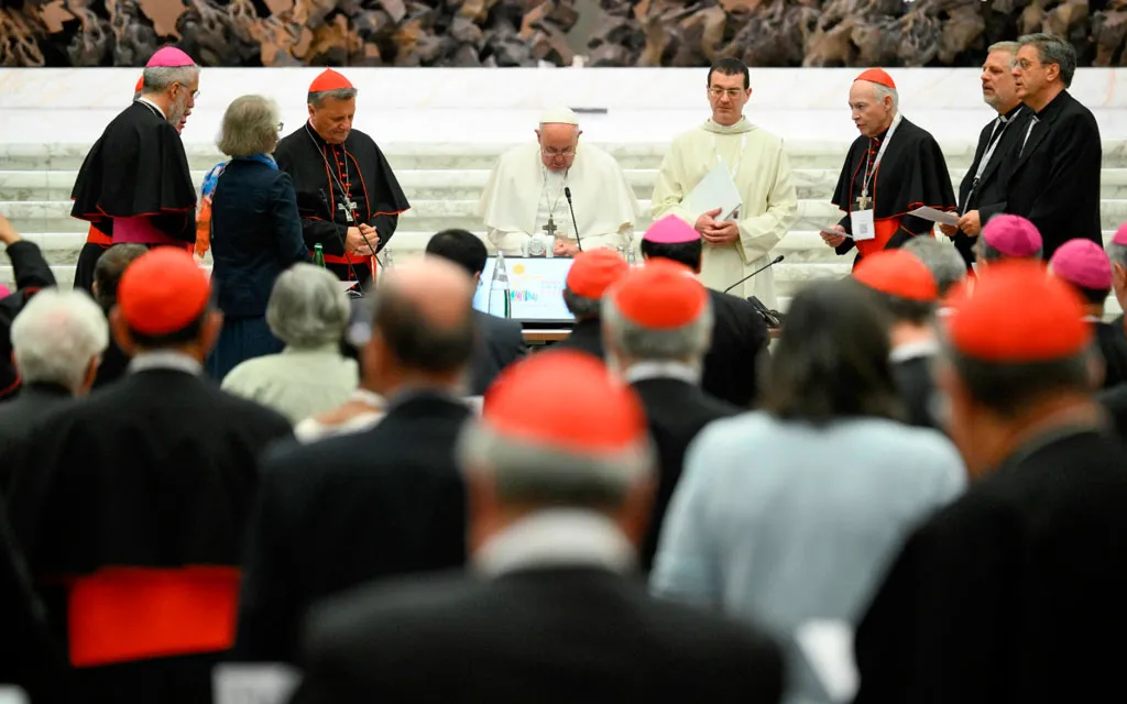 El Papa Francisco con algunos de los participantes del Sínodo de la Sinodalidad.?w=200&h=150