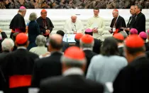 El Papa Francisco con algunos de los participantes del Sínodo de la Sinodalidad.