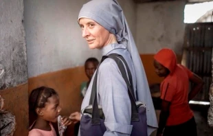 La Hna. Paésie, con su Asociación Familia Kizito brinda apoyo material y espiritual a las obras de caridad dedicadas sobre todo a niños que viven en las calles y los presos. Crédito: Asociación Familia Kizito