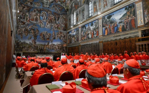 Los cardenales se preparan para comenzar el cónclave para elegir a un nuevo Papa en la Capilla Sixtina, el 7 de mayo de 2025. Crédito: Vatican Media.