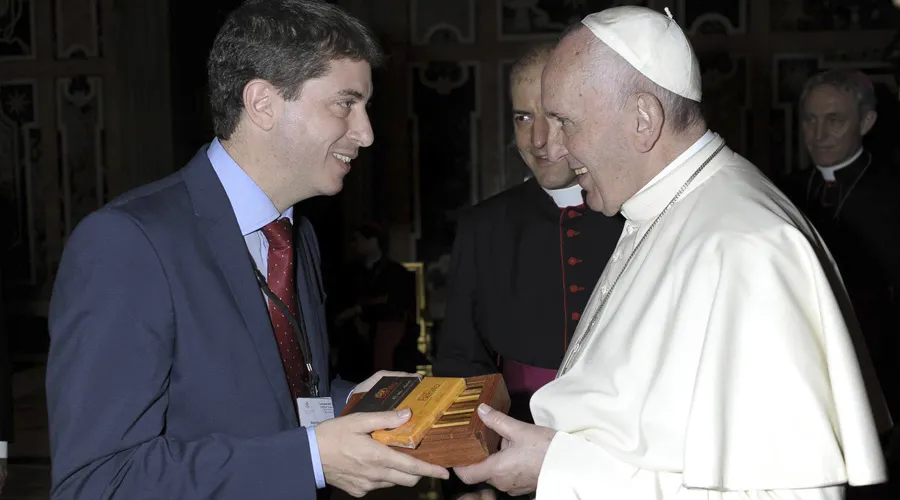 Alejandro Marius y el Papa Francisco / Foto: Facebook 