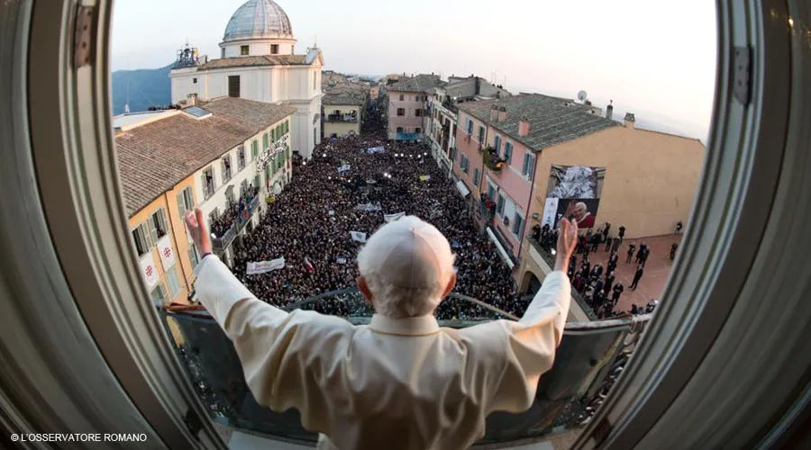 Benedicto XVI se despide de los fieles en Castel Gandolfo, el 28 de febrero de 2013. Foto: L'Osservatore Romano.