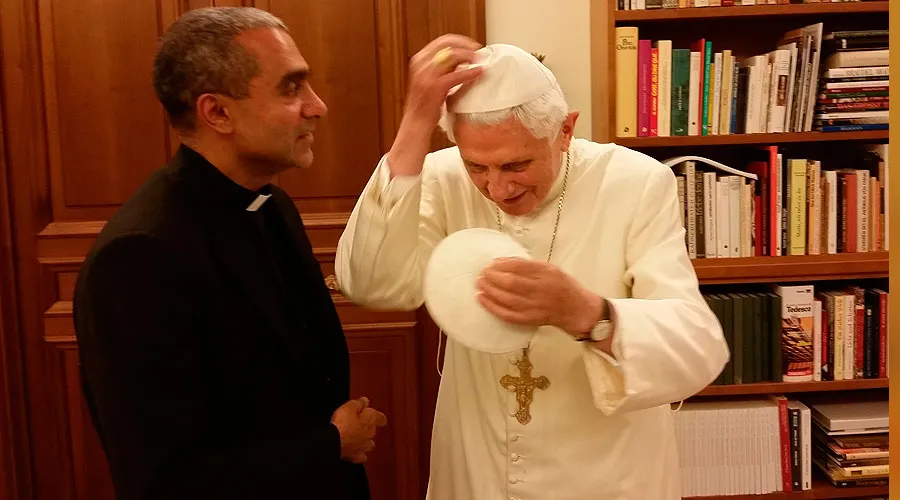 Benedicto XVI y Mons. Anthony Figuereido. Foto: Caritas In Veritate International.