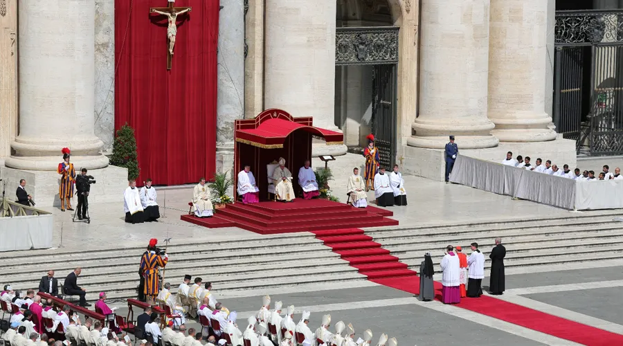 La ceremonia de canonización de los dos nuevos santos. Foto: Daniel Ibáñez / ACI Prensa
