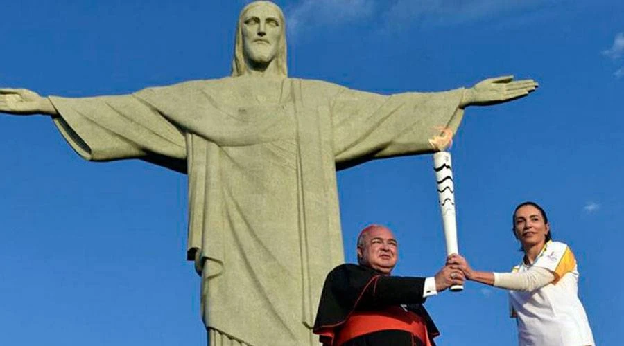 Cardenal Orani Tempesta, Arzobispo de Río de Janeiro, con la antorcha olímpica a los pies del Cristo Redentor. Foto Arquidiócesis de Río de Janeiro