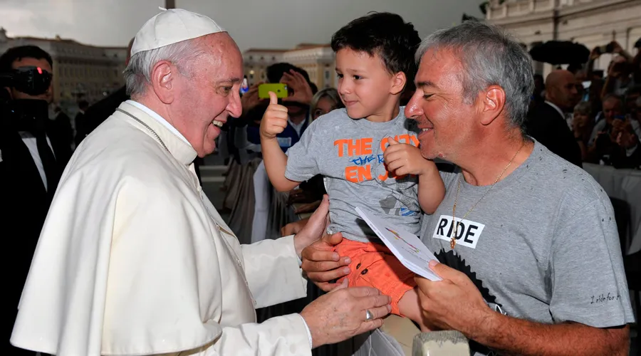 El Papa con un cardiólogo y su hijo. Foto. L'Osservatore Romano