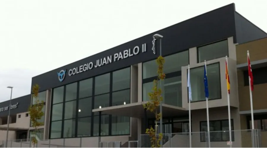 Fachada del Colegio Juan Pablo II de Alcorcón, Madrid (España). Foto: Colegio Juan Pablo II.