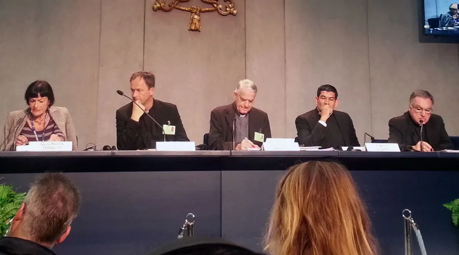 La conferencia de prensa de hoy con los voceros de la Sala Stampa del Vaticano. Foto Walter Sánchez Silva / ACI Prensa