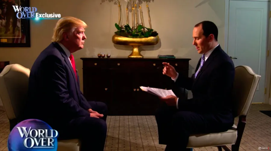 Donald Trump y Raymond Arroyo en la entrevista concedida a EWTN. Captura Youtube