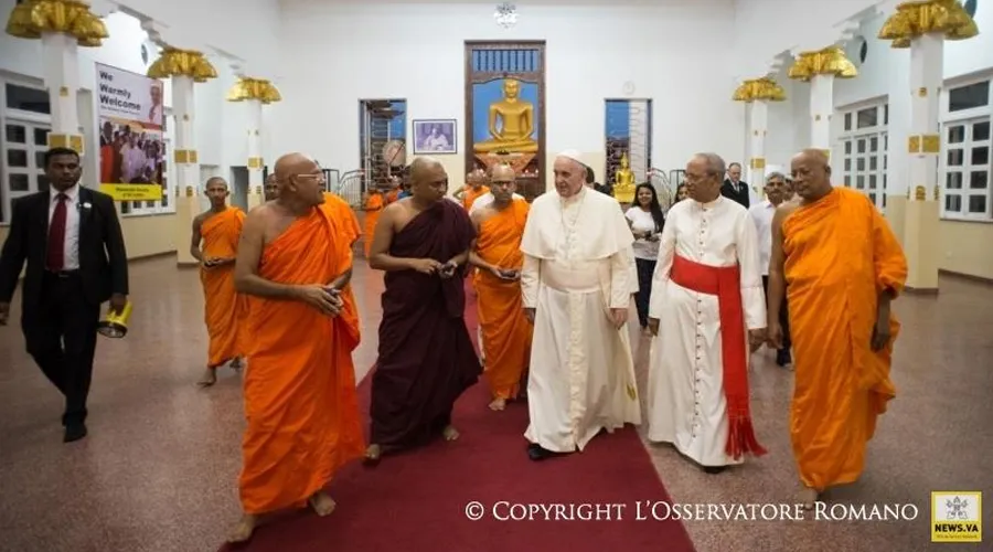 Visita del Papa Francisco a templo budista en Sri Lanka. Foto: L'Osservatore Romano.