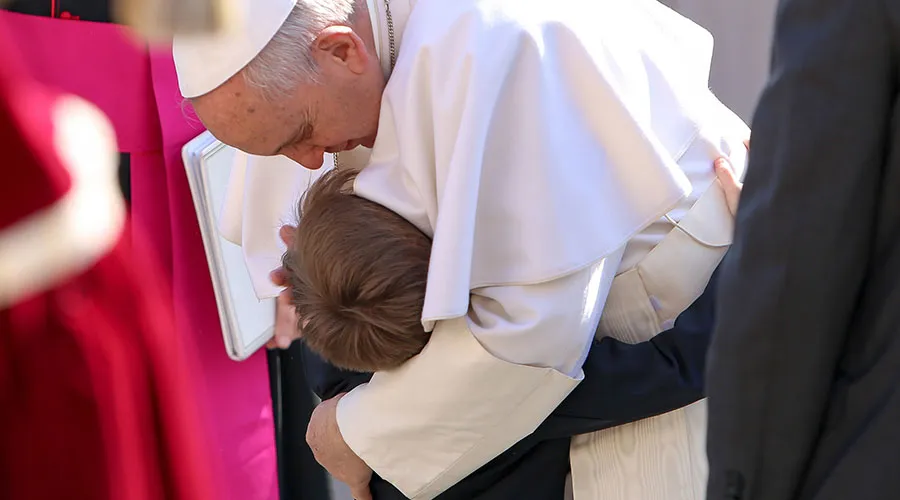 Papa Francisco abraza a un niño en la Plaza de San Pedro. Foto: Daniel Ibáñez / ACI Prensa.