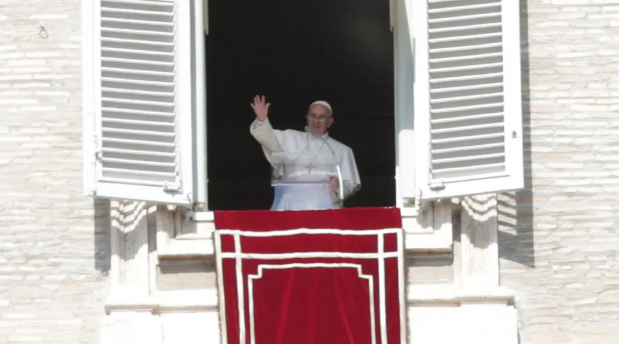 El Papa saluda a los fieles durante el Ángelus. Foto: Daniel Ibáñez / ACI Prensa
