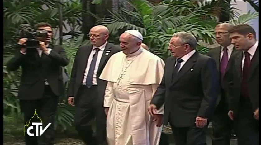 El Papa Francisco y Raúl Castro. Captura Youtube
