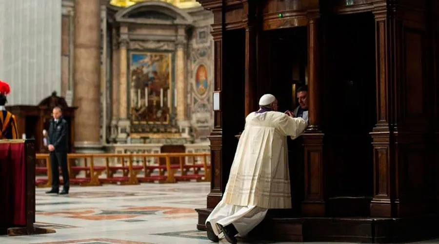 Papa Francisco confesándose. Foto: L'Osservatore Romano.