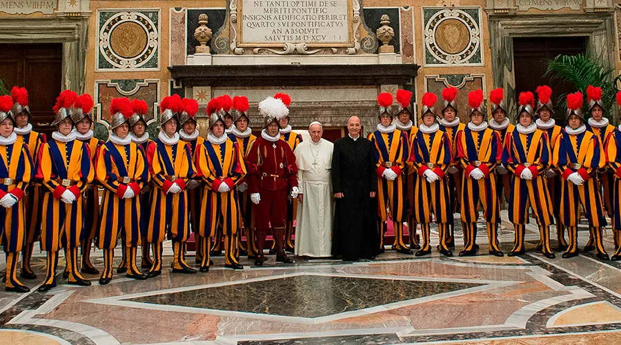 El Papa Francisco con la Guardia Suiza / Foto: L'Osservatore Romano