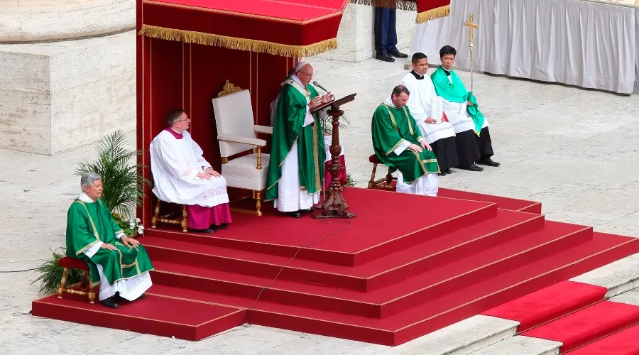 El Papa reza el Ángelus. Foto: Daniel Ibáñez / ACI Prensa