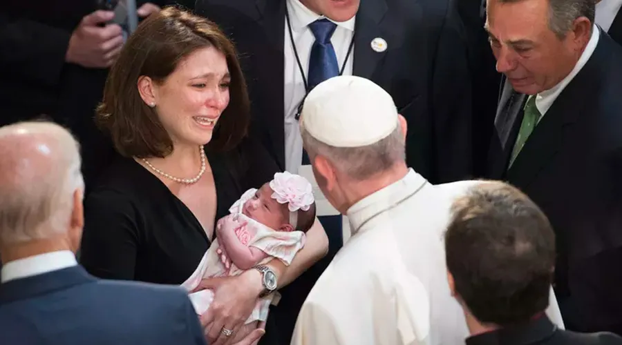El Papa Francisco saluda a una mujer. Foto: Twitter Men Of Catholicism