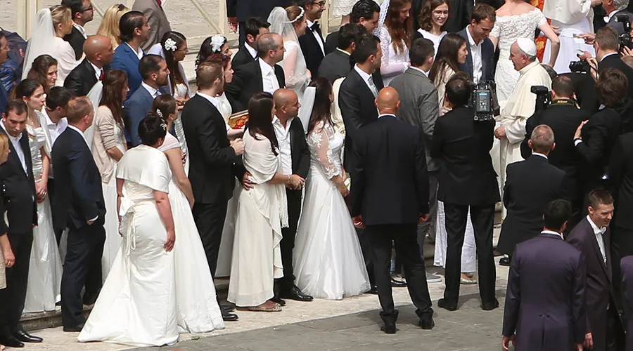 Papa Francisco con un grupo de novios (imagen referencial) / Foto: Daniel Ibáñez (ACI Prensa)