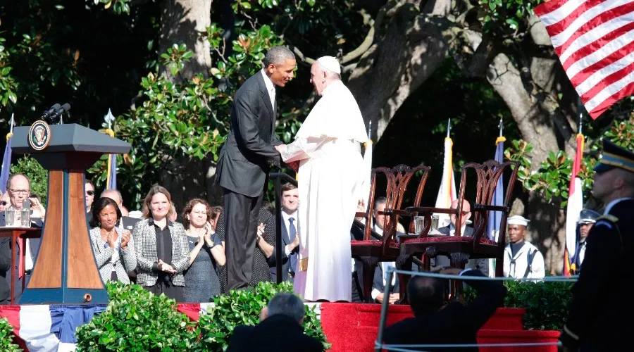 Obama saluda al Papa Francisco en la Casa Blanca. Foto Alan Holdren / ACI Prensa