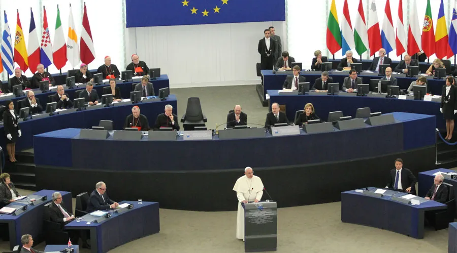 Papst Franziskus (IHS) als Führer der Weltreligion FranciscoParlamentoEuropeo_AlanHoldren_ACIPrensa