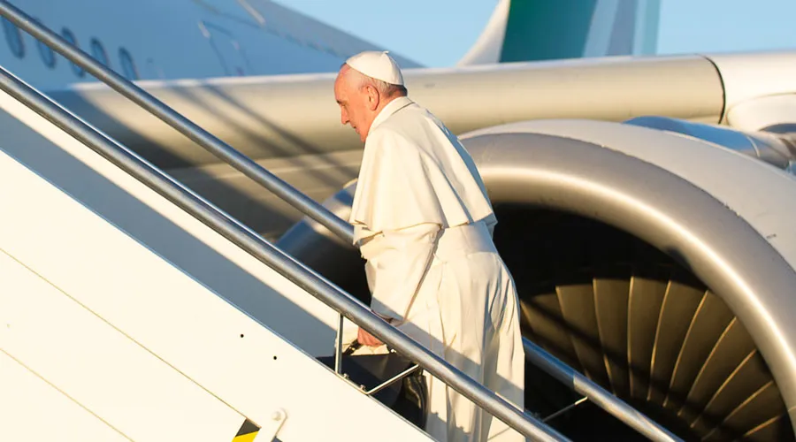 El Papa sube al avión que le lleva a África. Foto: L'Osservatore Romano