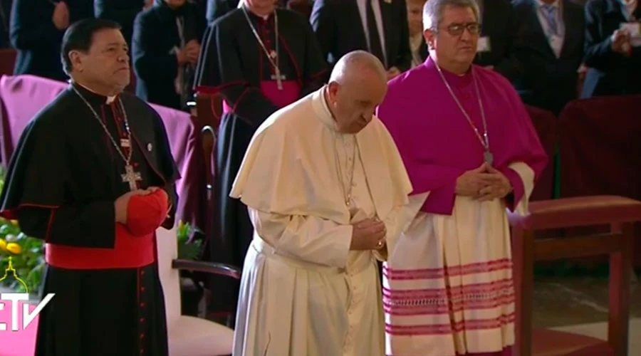 El Papa Francisco reza en la Catedral de México. Captura Youtube