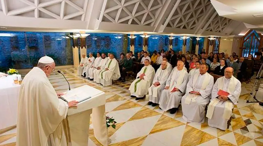 El Papa Francisco en la capilla de la Casa Santa Marta. Foto L'Osservatore Romano