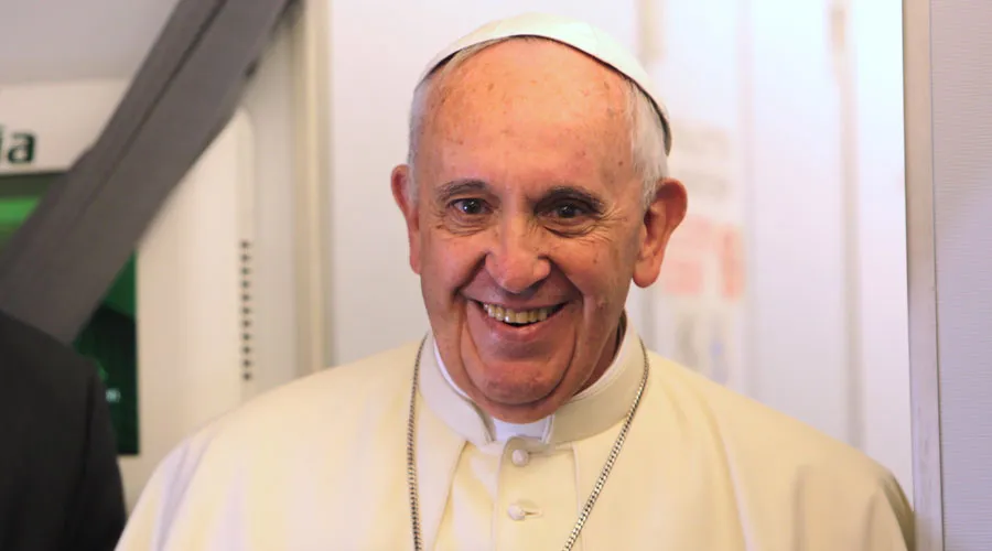 Papa Francisco en el avión papal. Foto Alan Holdren / ACI Prensa