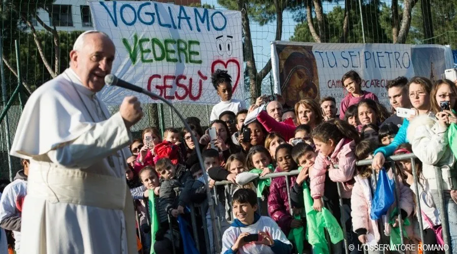 El Papa Francisco en su visita a una parroquia de Roma ayer. Foto L'Osservatore Romano
