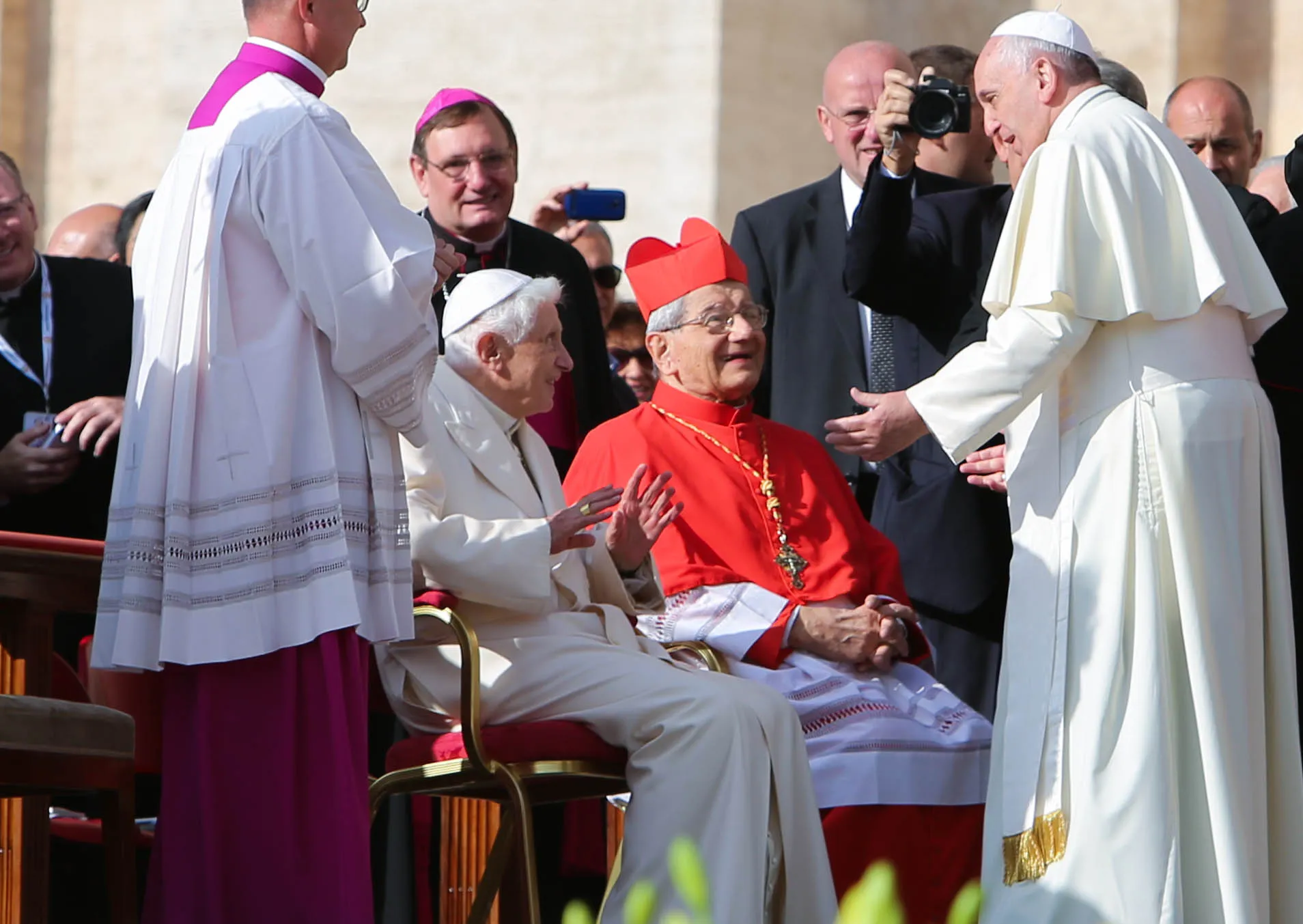 El Papa Francisco saluda a Benedicto XVI hoy en el encuentro con los ancianos (Foto Lauren Cater / ACI Prensa)