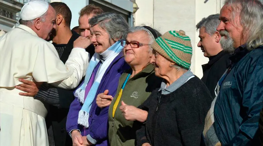 El Papa saluda a un grupo de indigentes en la Plaza de San Pedro. Foto L'Osservatore Romano