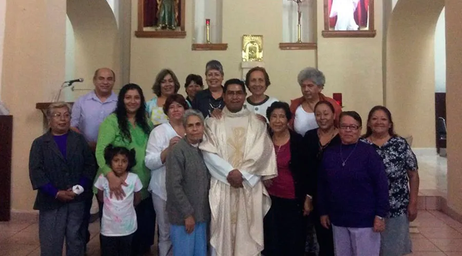 El P. Joaquín Hernández con un grupo de fieles. Foto Facebook