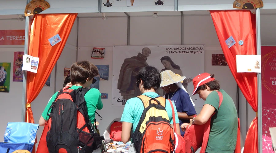 Jóvenes en la feria de vocaciones, durante el Encuentro Europeo. Foto: Blanca Ruiz / ACI Prensa. Jóvenes en la feria de vocaciones, durante el Encuentro Europeo. Foto: Blanca Ruiz / ACI Prensa.