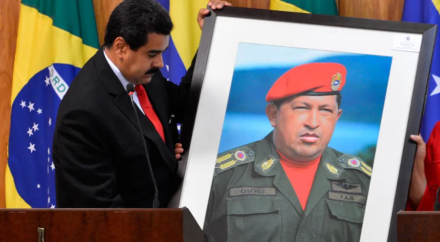 Nicolás Maduro sostiene un cuadro de Hugo Chávez. Foto: Wikipedia Valter Campanato Agencia Brazil (CC-BY-3.0-BR)