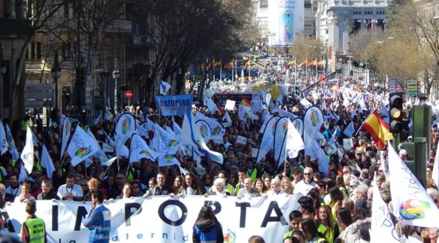 La multitud de personas que marchó hoy en Madrid por la vida y contra el aborto en España. Foto Blanca Ruiz / ACI Prensa