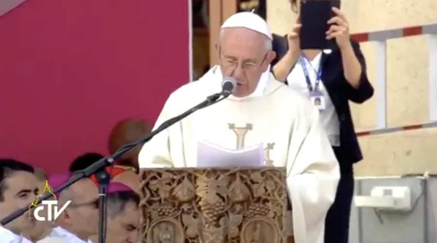 El Papa lee la homilía en la Misa. Foto: Captura Youtube