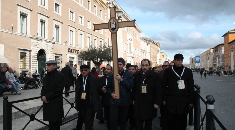 Misioneros de la Misericordia procesionan hacia San Pedro. Foto: Alexey Gotovskiy / ACIPrensa