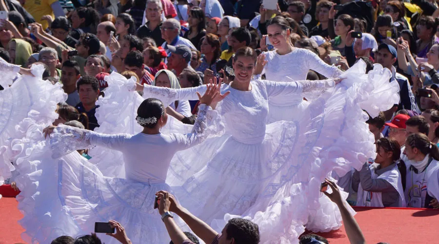 Un grupo de paraguayas baila en honor al Papa al concluir la Misa en el Santuario Mariano de Caacupé