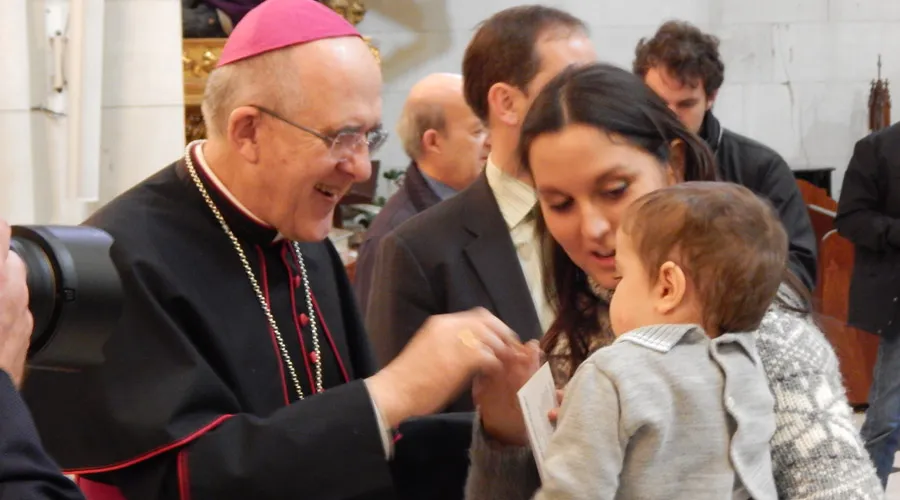 Mons. Carlos Osoro junto a Teresa Abad y su hijo Jorge. Foto: Blanca Ruiz / ACI Prensa
